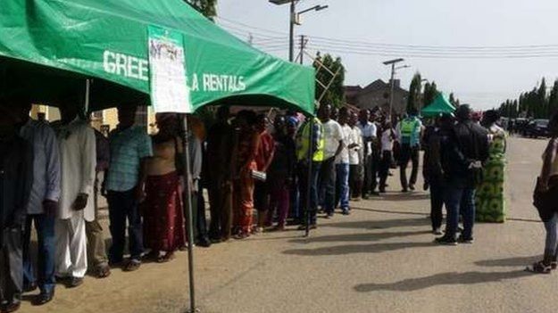 Nigerian voters queuing to register in Otuoke, home village of President Jonathan, 28 March 2015
