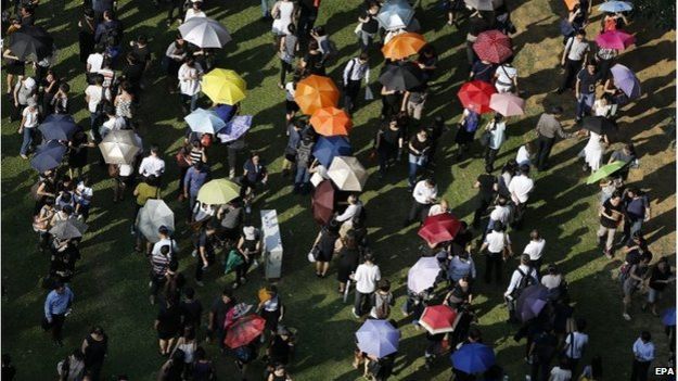 Queues outside parliament in Singapore (25 March 2015)