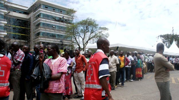 Queue at mortuary after Garissa university massacre, 3 April 2015