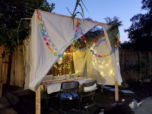 سكة في حديقة عائلة يهودية تحتفل بعيد العرش في كاليفورنيا في الولايات المتحدة