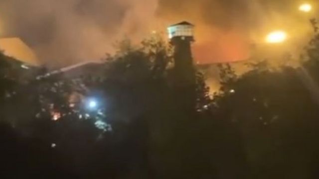 يبدو أن الصور المنشورة على الإنترنت تظهر حريقا في سجن إيفين