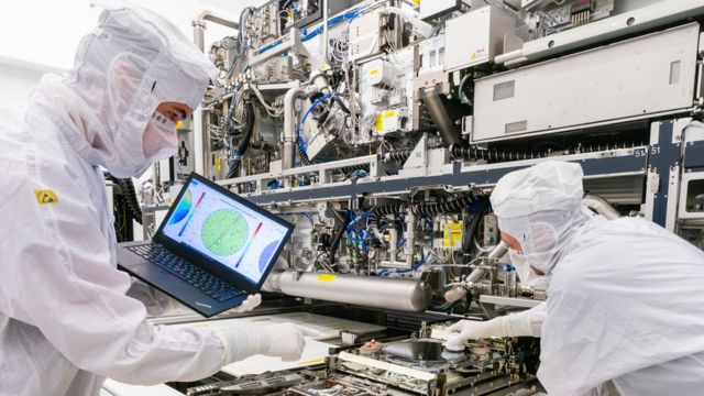 العمال في غرف أبحاث شركة