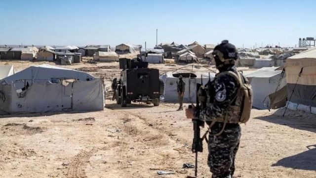 جندي يحرس معسكرا