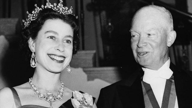 1957年，伊丽莎白二世女王与美国总统艾森豪威尔在白宫国宴上。