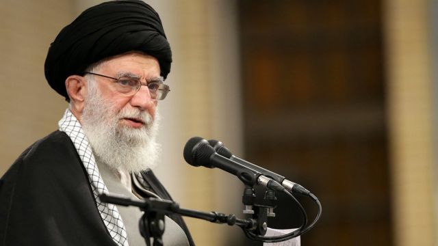 Ayatollah Khamenei Bela Angkatan Bersenjata Terkait Pesawat Yang