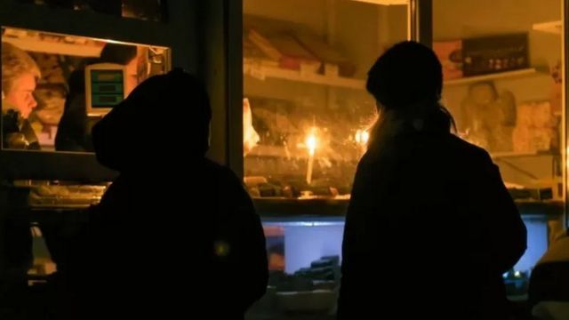 الظلام وانقطاع الكهرباء يسيطران على أغلب أنحاء أوكرانيا