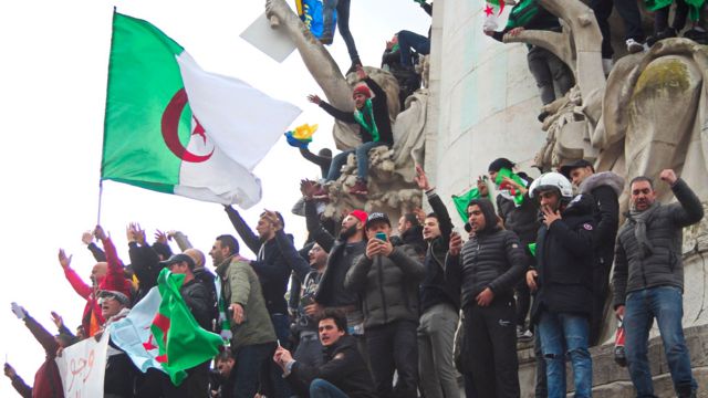 En Images Les Manifestations Des Alg Riens Paris Bbc News Afrique