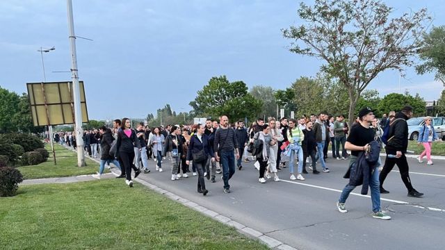 Srbija I Protesti Desetine Hiljada Ljudi U Etnji I Blokade Mostova