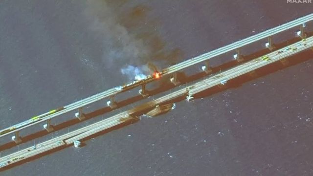 صورة بالأقمار الصناعية التقطتها شركة ماكسار تكنولوجيز تظهر تصاعد الدخان وألسنة اللهب في أعقاب الانفجار على جسر القرم