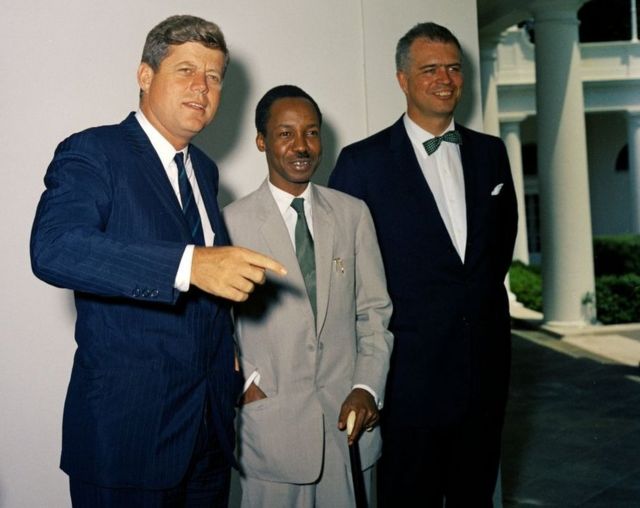 Kennedy iyo Julius Nyerere oo markaa ahaa ra'isal wasaaraha Tanganyika, Aqalka Cad Juulay 1961, shan bilood uun ka hor intaanay xorriyada ka qaadan Ingiriiska