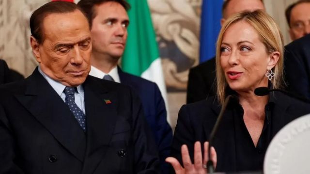 جورجيا ميلوني تقف إلى جانب سيلفيو برلسكوني يوم الجمعة، بعد جدل محرج بشأن تصريحاته المؤيدة لبوتين