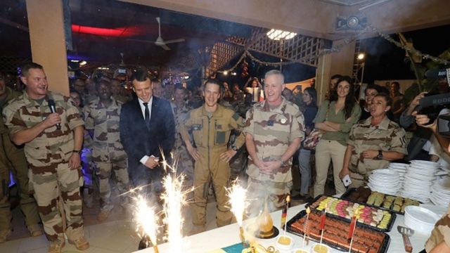 Au Niger Macron Renouvelle Son Soutien Au G Sahel Bbc News Afrique