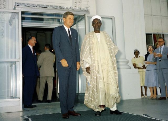 Kennedy oo wadahadallo Aqalka Cad kula yeeshay ra'isal wasaarihii u horeeyey ee Nigeria, Abubakar Tafawa Balewa, Juulaay 1961