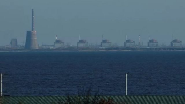 محطة زابوروجيا على الضفة الأخرى من نهر دانبيرو تحت سيطرة روسيا