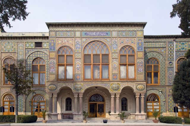 德黑兰古列斯坦宫大门镶嵌着精彩的瓷砖
