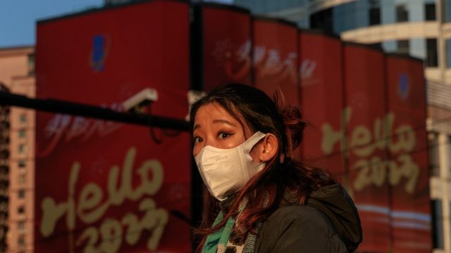 صينية تضع كمامة.