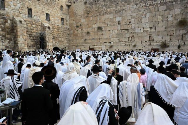 مشاركون في صلوات تلمودية عند الحائط الغربي بمناسبة عيد العرس