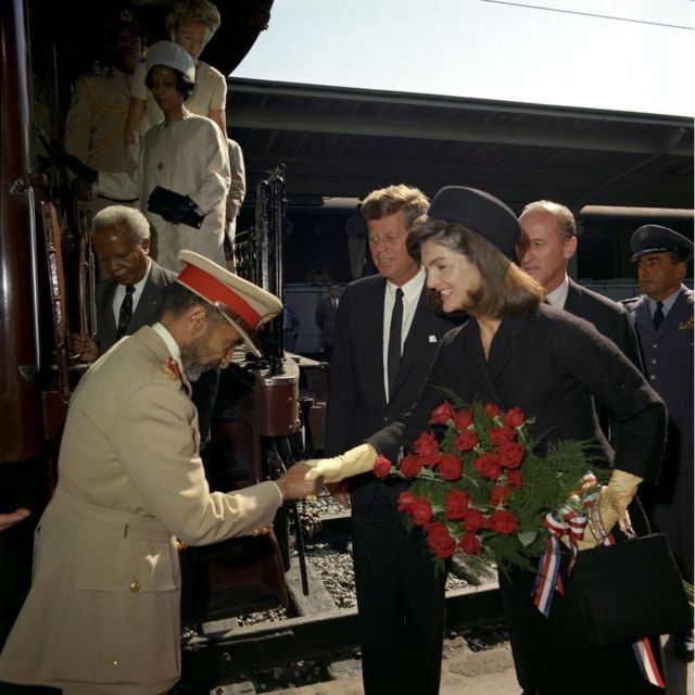 Boqor Haile Selassie, oo ka mid ahaa raggii aasaasay Ururkii Midowga Afrika 1963, oo ay marwadii koobaad, Jacqueline Kennedy iyo madaxweynuhu soo dhawaynayaan bishii Oktoobar ee isla sannadkaas