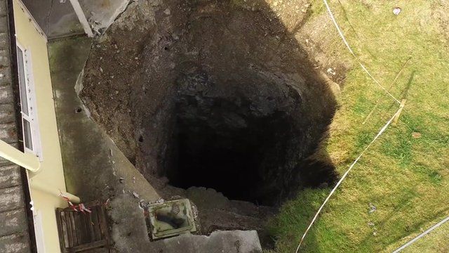 Massive Sinkhole Opens Up In Cornwall Garden - CBBC Newsround