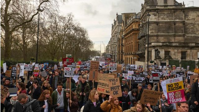 Fotoğraflarla Londra da binlerce kişi Donald Trump a karşı yürüdü