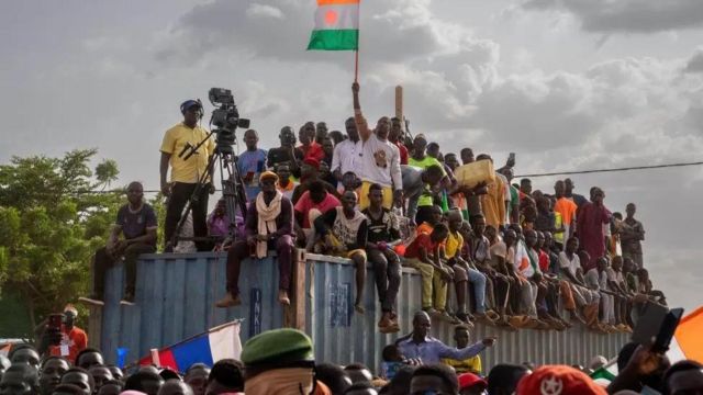 جانب من المظاهرات أمام مقر القوات الفرنسية في نيامي.