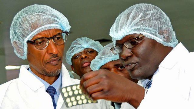 Prezida w'u Rwanda Paul Kagame ari gusuzuma umuti ugabanya ubukana bwa virus itera SIDA ukorwa n'ikigo Quality chemicals cyo muri Uganda, itariki 27/01/2012