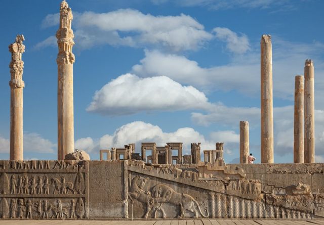 伊朗东北部设拉子（Shiraz）的波斯波利斯皇宫有2500多年汗青，图为中心大殿（Apadana 宫）遗迹的巨柱和浮雕