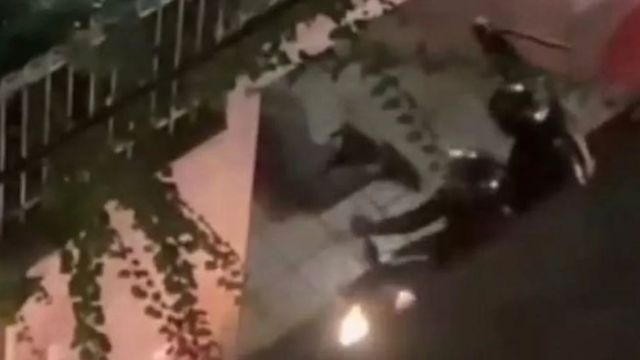 شرطة إيرانية تضرب محتج
