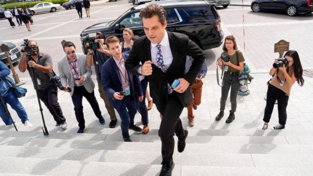 مات غايتس يصعد السلالم