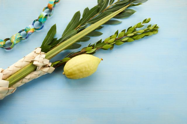 باقة عيد العُرش التقليدية تضم فاكهة الأترج أو الترنج وهي نوع من الليمون منبته مغربي، مع سعف نخيل، وآس، وصفصاف.