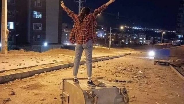 محتجة إيرانية بدون حجاب