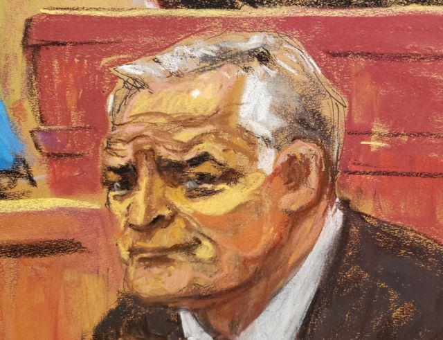 وزير الأمن السابق في المكسيك جينارو غارسيا لونا ينظر في رسم لرسام بينما كانت هيئة المحلفين تتداول لإصادر الحكم الثلاثاء.