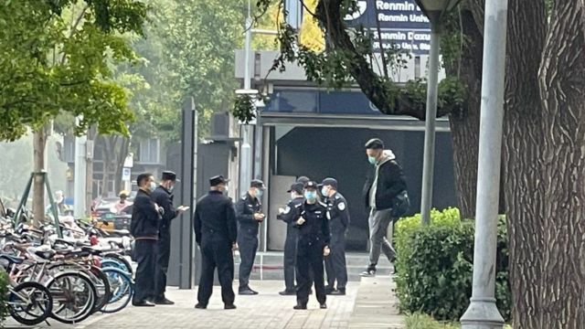 عناصر من الشرطة الصينية في مكان الاحتجاج