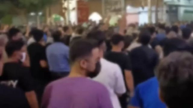 متظاهرون بالمئات في عدد من المدن الإيرانية