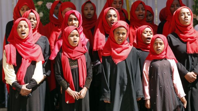 Wasu 'yan mata musulmai na raira waka yayin bikin Maulidin murnar zagayowar ranar haihuwar fiyayyen halitta Annabi Muhammad a masallacin Anwar da ke Addis Ababa, babban birnin Ethiopia a ranar 29 ga watan Oktoba 2020.