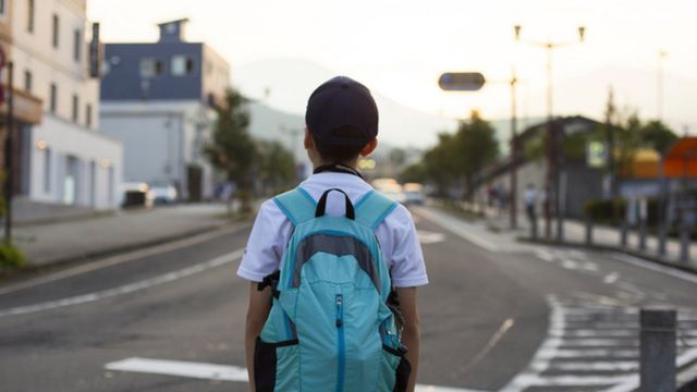 Paro alunos na rua para pedir que voltem à aula o desafio de