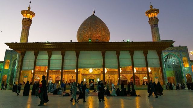 صورة تظهر ضريح شاه جراغ في مدينة شيراز الإيرانية