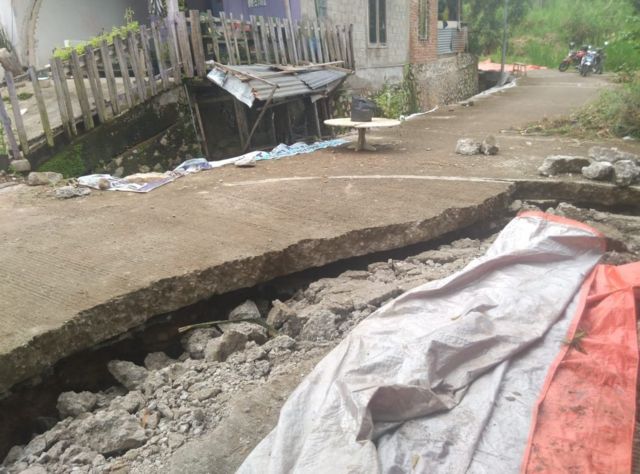 Belasan Rumah Rusak Akibat Pergerakan Tanah Di Sawah Lunto Bbc News