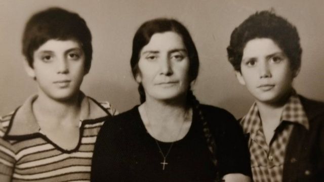 عيد حداد (يسار) مع والدته وأخيه الأصغر في عام 1977