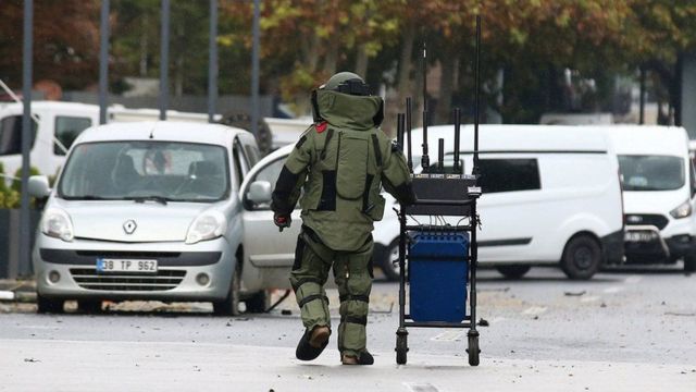 خبير إبطال مفعول القنابل يعمل في مكان الانفجار في أنقرة.