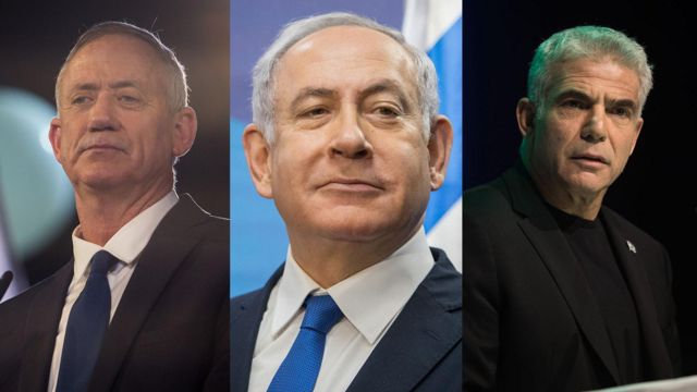 نتنياهو وسط مع يائير لابيد وبيني غانتس