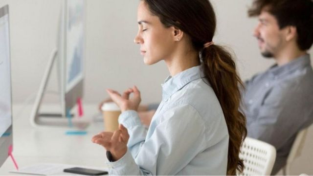 امرأة تمارس رياضة التأمل واليوغا