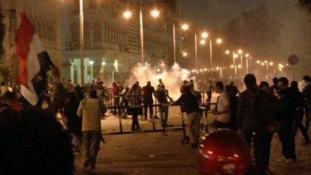Protesters close to presidential palace in Cairo