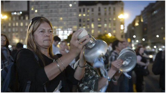 Argentines protesting by banging pans together