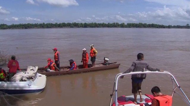Rescue teams searching for bodies in the Mekong River