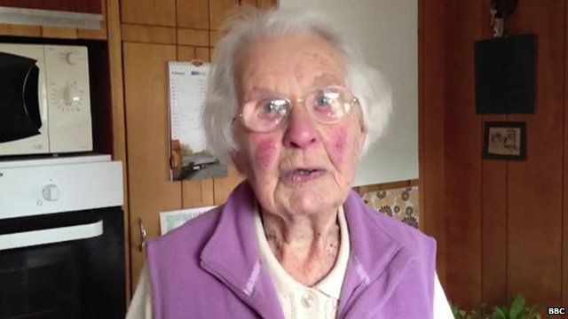 UK floods: Shepperton resident <b>Alison Spooner</b> is braving the floods - _72962183_elderlylady
