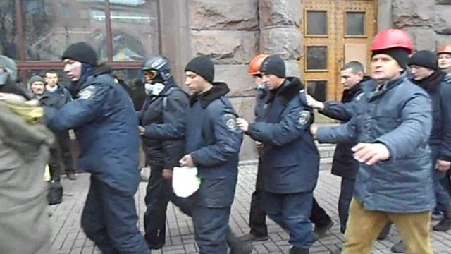 Footage apparently showing policemen under protesters' control