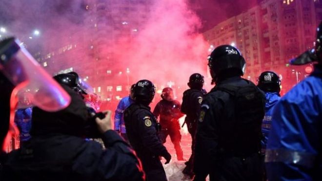 احتجاجات شعبية في رومانيا ضد محاولة الإفراج عن مسؤولين فاسدين