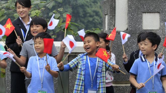 Nhiều trẻ em đứng đón đoàn quan khách tại Hà Nội.