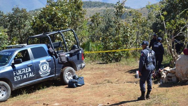 Mexican Federal Police officers work at the site where 20 clandestine tombs were found, in the municipality of Zitlala, Guerrero State, Mexico, 24 November 2016.
